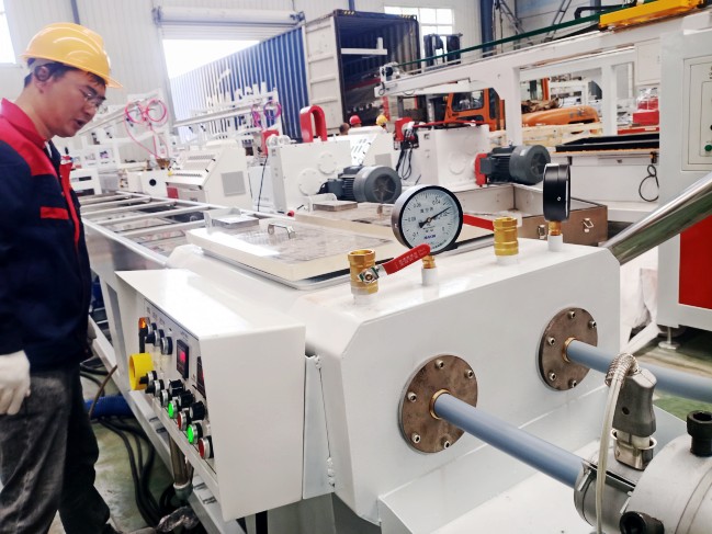 一出二pvc穿線管生產(chǎn)線試機與pvc仿大理石板生產(chǎn)線裝柜發(fā)貨同時進行中。。。。。。