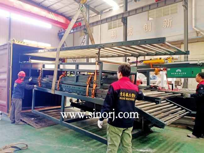 當(dāng)下流行的LVT地板生產(chǎn)線裝柜發(fā)貨中